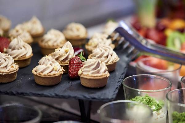 Süßigkeiten-Buffet im Mythos Palace Resort & Spa mit verschiedenen Desserts.
