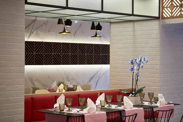 Restauranttisch im Mythos Palace Resort & Spa mit Tischdekoration und Blumen