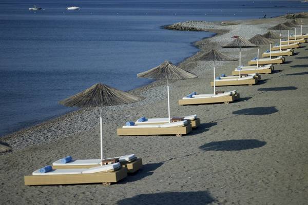 Lindian Village Beach Resort in Rhodos, Reihe von Sonnenliegen und Sonnenschirmen am Strand