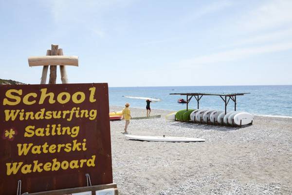 Windsurfing-Schule am Strand des Lindian Village Beach Resort auf Rhodos.