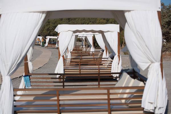 Reihe von Strandbetten im Lindian Village Beach Resort auf Rhodos
