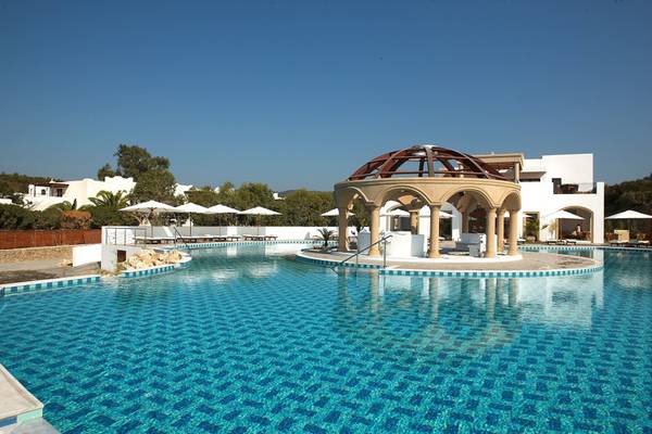 Außenpool des Lindian Village Beach Resort Rhodes mit Pavillon und Sonnenschirmen.