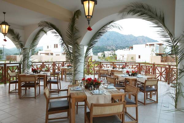 Außenbereich des Restaurants im Lindian Village Beach Resort auf Rhodos