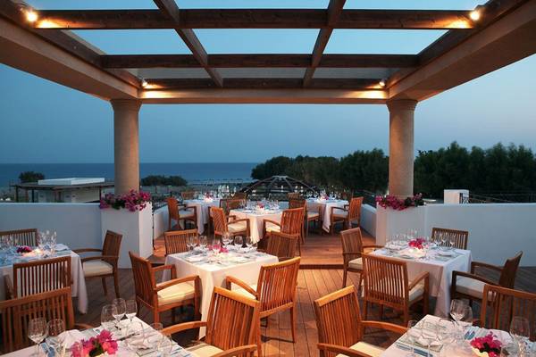 Abendessen auf der Terrasse im Lindian Village Beach Resort mit Blick auf das Meer.