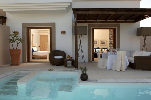 Villa am Lindian Village Beach Resort auf Rhodos mit Swimmingpool und Sitzbereich.