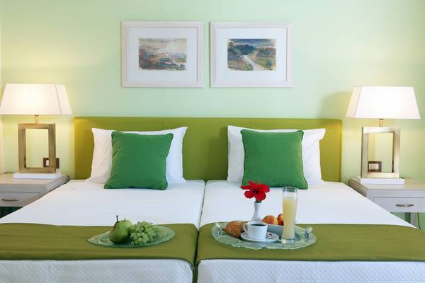 Doppelbett mit Frühstücksplatte im Hotelzimmer des Lindian Village Beach Resort Rhodes