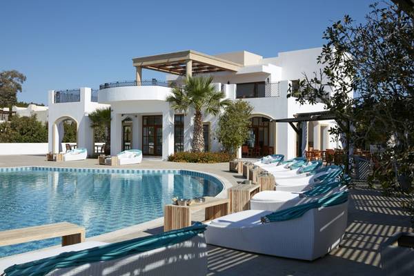 Außenpool und Loungebereich des Lindian Village Beach Resort auf Rhodos.