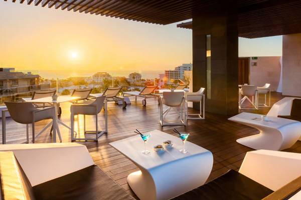 Abendstimmung auf der Terrasse des Tigotan Lovers & Friends Hotel in Playa de las Americas mit Blick auf den Sonnenuntergang.