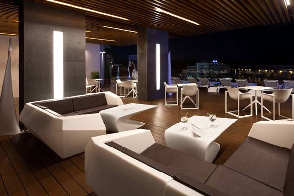 Loungebereich des Tigotan Lovers & Friends Hotel Playa de las Americas bei Nacht