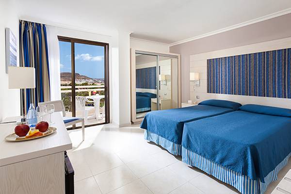 Hotelzimmer mit zwei Betten, Balkon und Meerblick im Tigotan Lovers & Friends Playa de las Americas