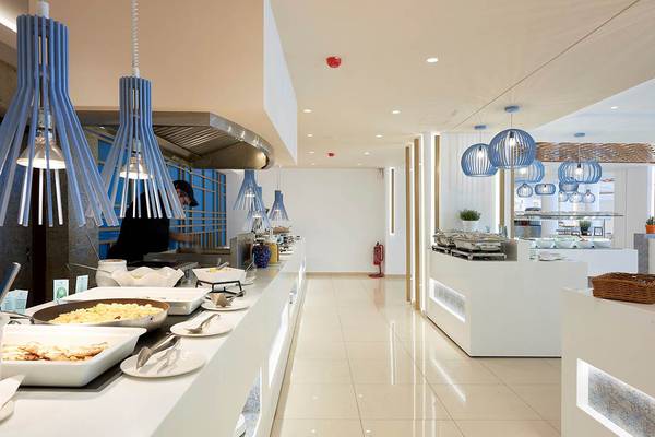 Restaurant im Mythos Palace Resort & Spa mit Büfett und moderner Einrichtung.