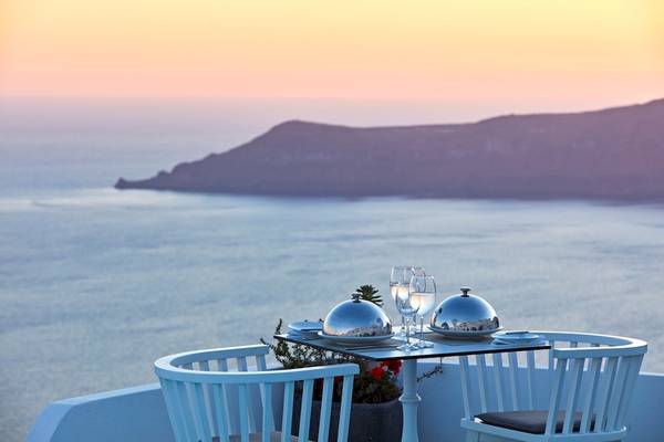 Terrasse mit Meerblick im Hotel Katikies Chromata Santorini mit gedecktem Tisch und Blick auf die Ägäis