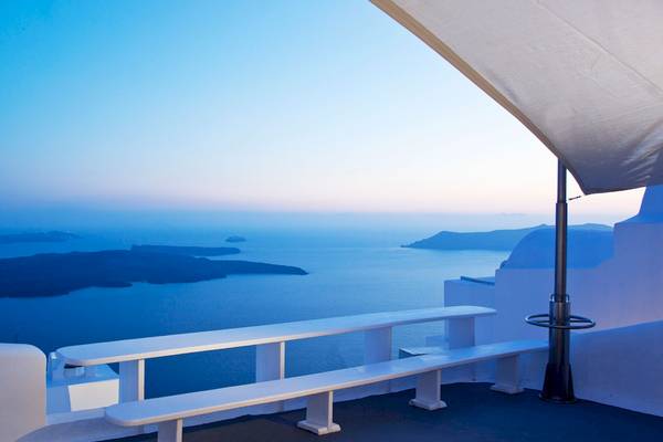 Terrasse im Katikies Chromata Hotel in Santorini mit Blick auf das Meer.