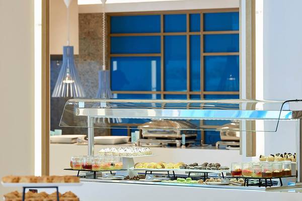 Buffet-Tisch im Mythos Palace Resort & Spa mit verschiedenen Desserts.