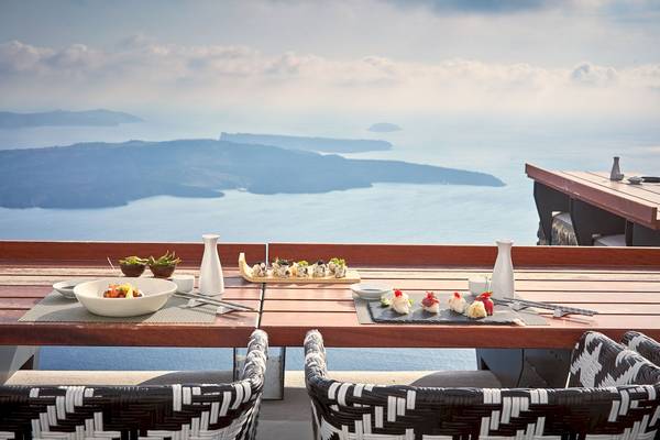 Tisch mit Essen auf Terrasse mit Meerblick im Katikies Chromata Hotel auf Santorini