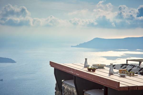 Aussichtstisch mit Speisen im Katikies Chromata Santorini Hotel