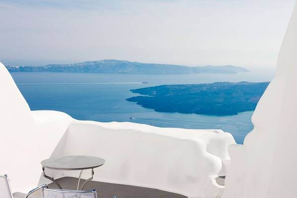 Aussicht von Katikies Chromata Santorini mit Meer, Inseln und einem Boot