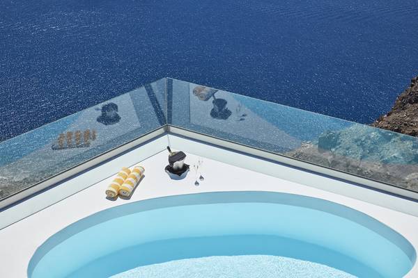 Pool auf der Terrasse des Katikies Chromata Santorini Hotels mit Blick auf das Meer