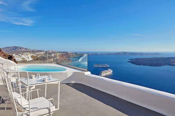 Terrasse mit Pool und Meerblick im Hotel Katikies Chromata Santorini