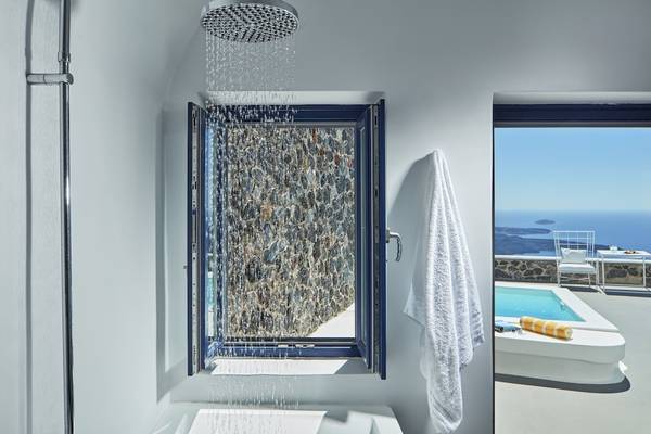 Badezimmer im Katikies Chromata Santorini mit Dusche und Meerblick