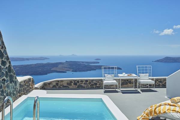 Aussicht von Katikies Chromata Santorini mit Meer und Inseln