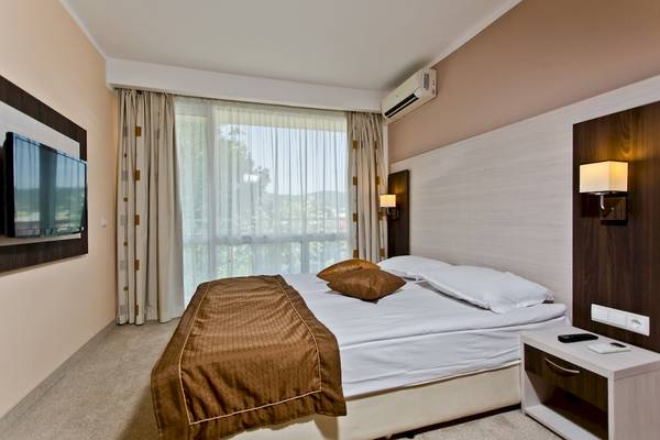 Schlafzimmer im DIT Evrika Beach Club Hotel mit einem Doppelbett und einer Aussicht.
