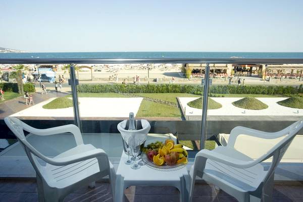 Aussicht vom Balkon des DIT Evrika Beach Club mit Früchten und einem Glas Wein.