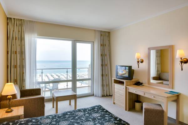 Zimmer im DIT Evrika Beach Club Hotel mit Blick auf das Meer.