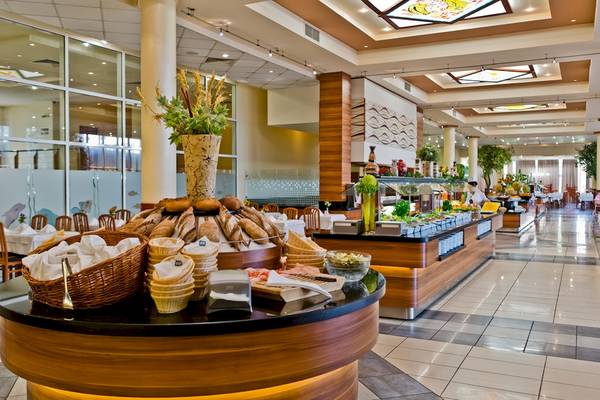 Innenansicht des DIT Evrika Beach Club Restaurants mit Buffet und Tischgedecken