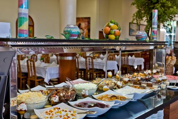 Buffet-Tisch im DIT Evrika Beach Club mit verschiedenen Desserts und Speisen.