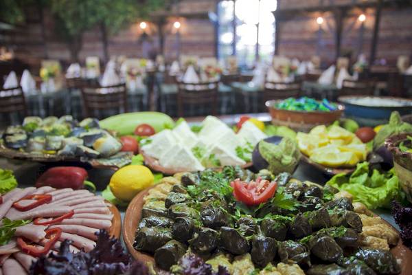 Buffet im DIT Evrika Beach Club mit verschiedenen Speisen wie Salaten, Dolma, Schinken und mehr.