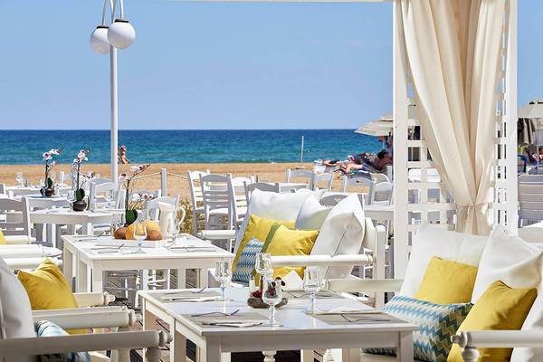 Restaurant am Strand des Mythos Palace Resort & Spa mit Blick auf das Meer