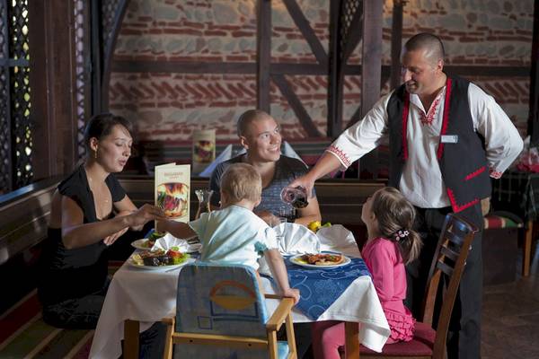 Familie isst im DIT Evrika Beach Club Hotel