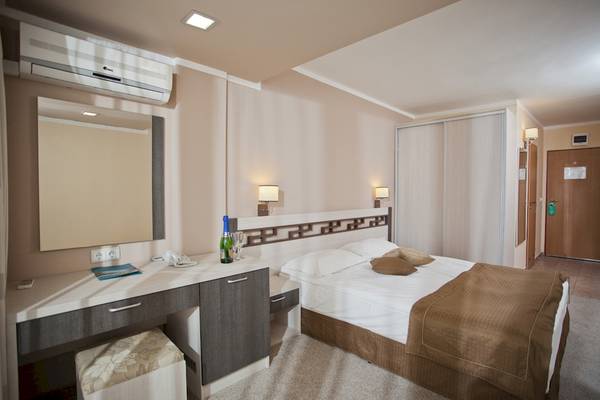 Hotelzimmer des DIT Evrika Beach Club mit Bett, Schreibtisch und Klimaanlage