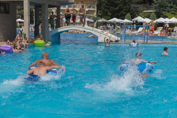 Gäste des DIT Evrika Beach Clubs genießen Aktivitäten im Pool.