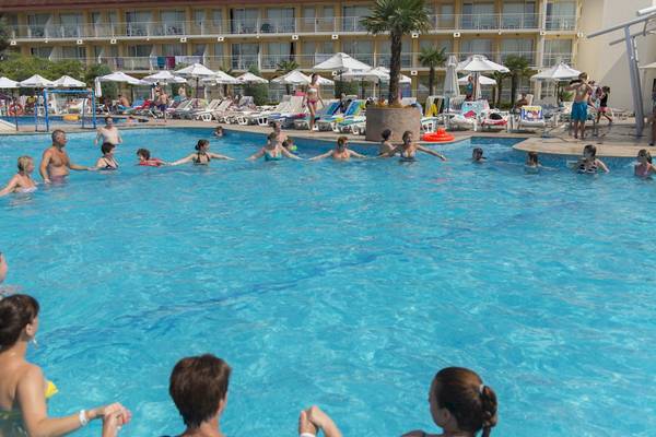 Gäste, die im Swimmingpool des DIT Evrika Beach Clubs schwimmen