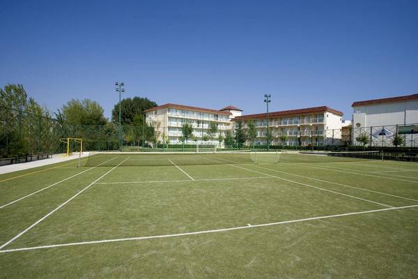 Tennisplatz im Freien vor dem DIT Evrika Beach Club Hotel