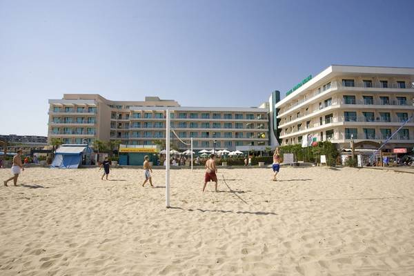 Volleyballspieler spielen am Strand vor dem DIT Evrika Beach Club Hotel.