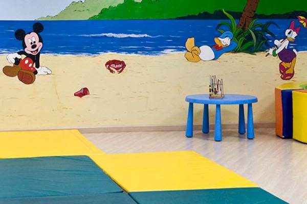 Disney-Thema-Zimmer im Alexandre Hotel Gala mit Wandmalerei von Mickey und Donald an einem Strand