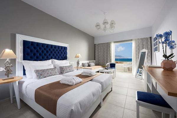 Doppelbett-Zimmer im Mythos Palace Resort & Spa mit Meerblick und modernem Dekor