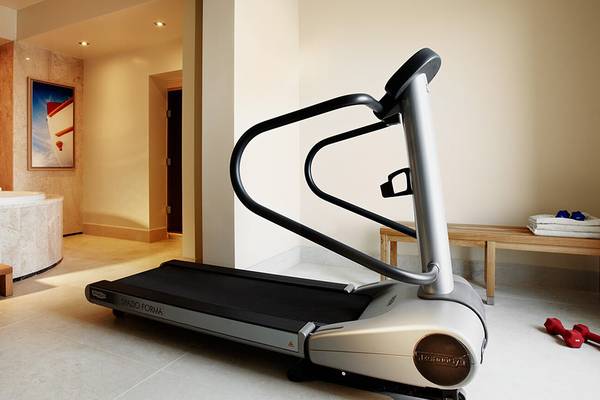Laufband in der Wellness-Ecke mit Whirlpool und Fitnessgeräten im Daios Cove Luxury Resort & Villas