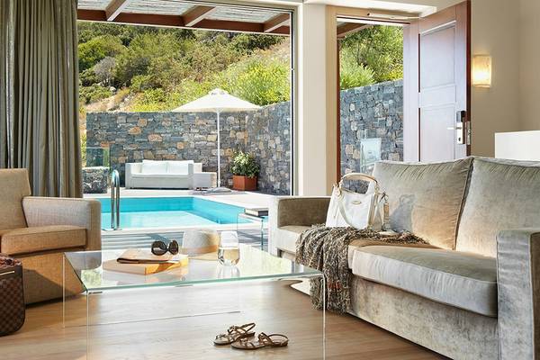 Wohnzimmer mit Ausblick auf den Pool im Daios Cove Luxury Resort & Villas