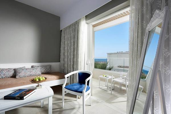 Innenansicht der Suite im Mythos Palace Resort & Spa mit Blick auf das Meer.