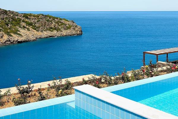 Pool mit Blick auf das Meer am Daios Cove Luxury Resort & Villas