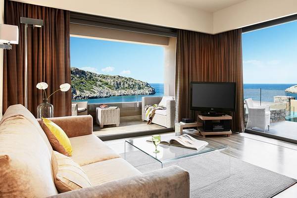 Wohnzimmer mit Meerblick im Daios Cove Luxury Resort & Villas.