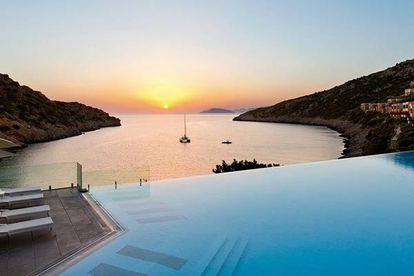 Pool mit Blick auf den Sonnenuntergang im Daios Cove Luxury Resort & Villas