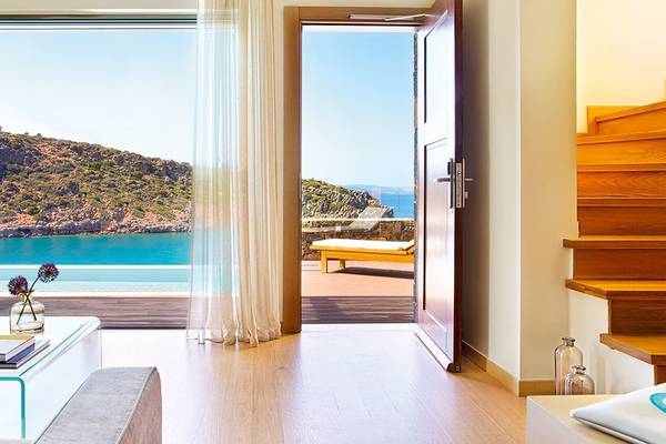 Innenansicht des Daios Cove Luxury Resort & Villas mit Blick auf das Meer