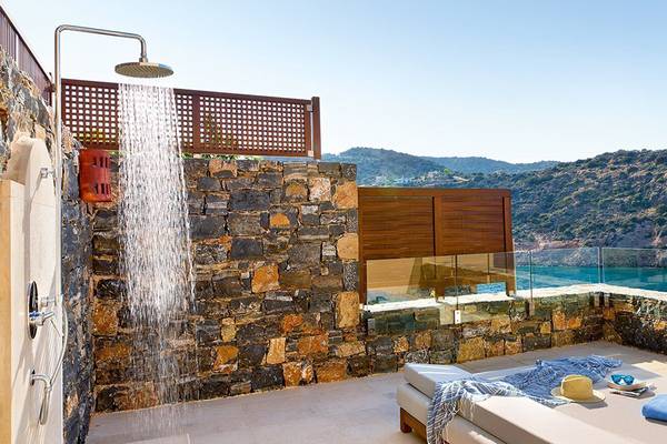 Außendusche und Terrasse mit Blick auf das Meer im Daios Cove Luxus Resort & Villas.