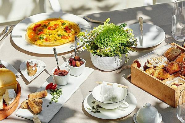 Frühstücksbuffet im Daios Cove Luxury Resort & Villas mit verschiedenen Gerichten und Getränken.