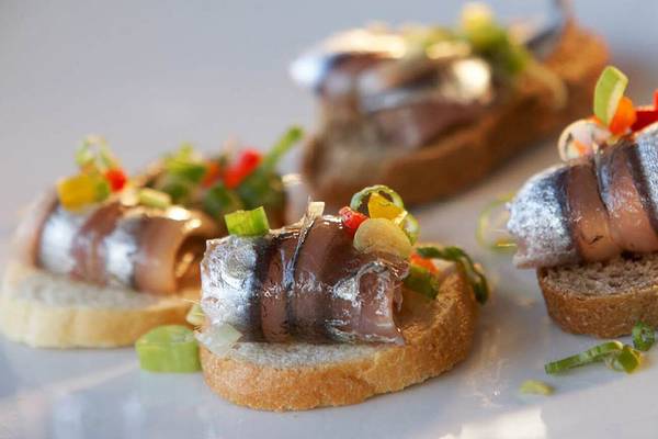 Fischhappen auf Toast im Daios Cove Luxury Resort & Villas